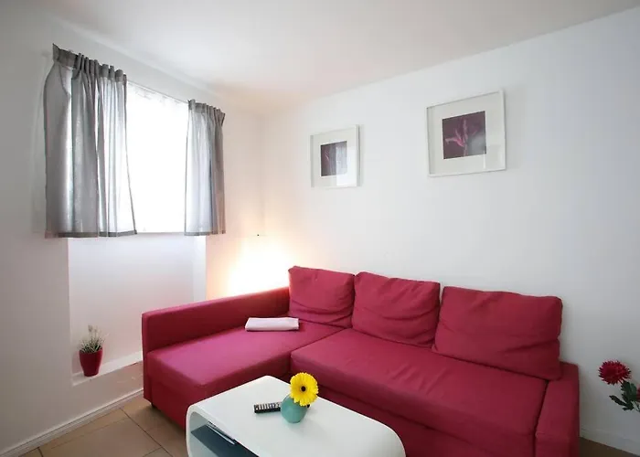 Sunny Apartment At Rostock - Pink